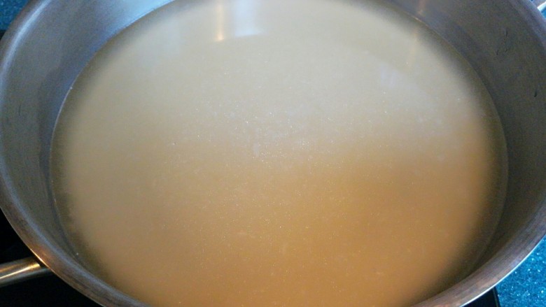 羊肉炖豆腐(附清汤羊肉),另取一锅,将煮好的羊汤取出一些放入锅中煮开。