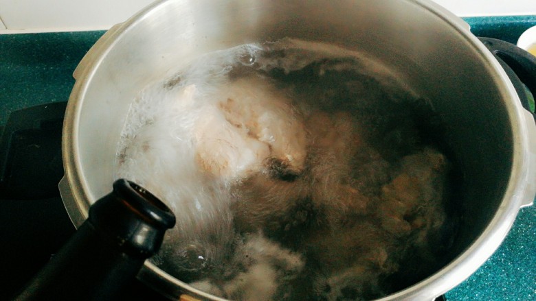 羊肉炖豆腐(附清汤羊肉),然后加入料酒。