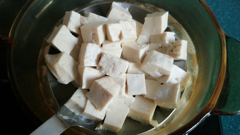 羊肉炖豆腐(附清汤羊肉),捞出控水待用。