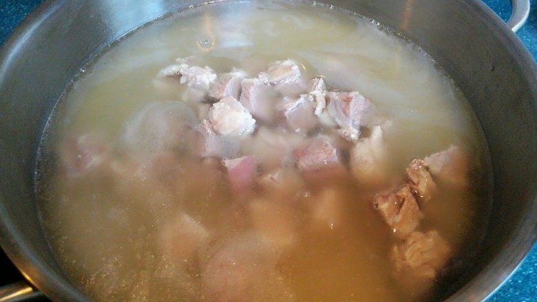 羊肉炖豆腐(附清汤羊肉),讲羊肉块放入羊汤中。