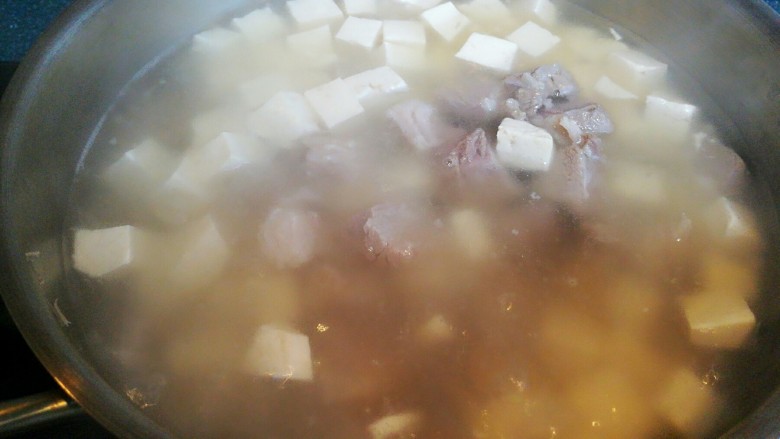 羊肉炖豆腐(附清汤羊肉),把豆腐块也放入羊汤中。
