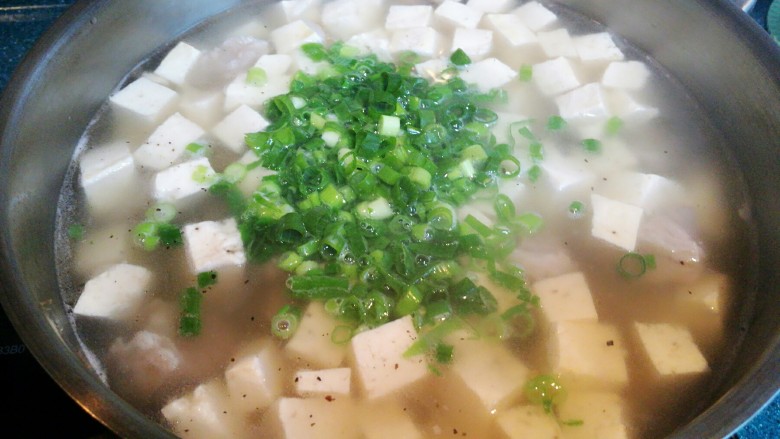 羊肉炖豆腐(附清汤羊肉),关火后加入葱末和<a style='color:red;display:inline-block;' href='/shicai/ 131'>香菜</a>末。