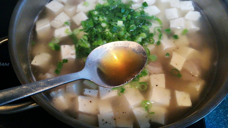 羊肉炖豆腐（附清汤羊肉）,最后加入一勺香油。