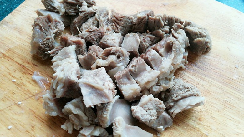 羊肉炖豆腐(附清汤羊肉),再取一块煮好的羊肉也切成方块状。