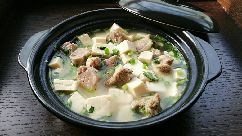 羊肉炖豆腐(附清汤羊肉),热气腾腾的羊汤豆腐。