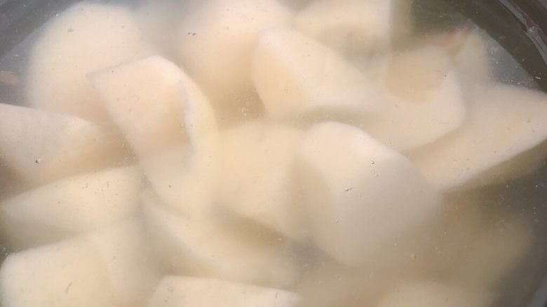 肉末土豆泥,入冷水,烧开煮沸
