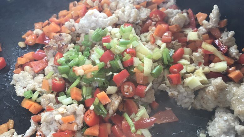肉末土豆泥,再放入小米椒,葱,姜