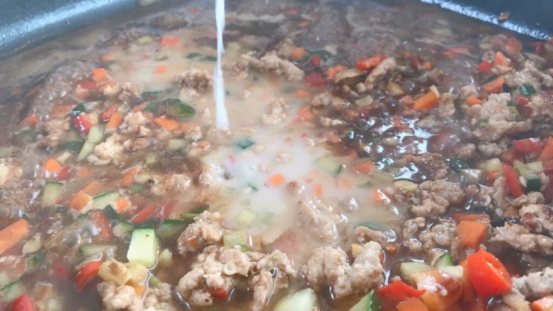 肉末土豆泥,接着放黄瓜,烧开后倒入少量淀粉水,勾芡后出锅
