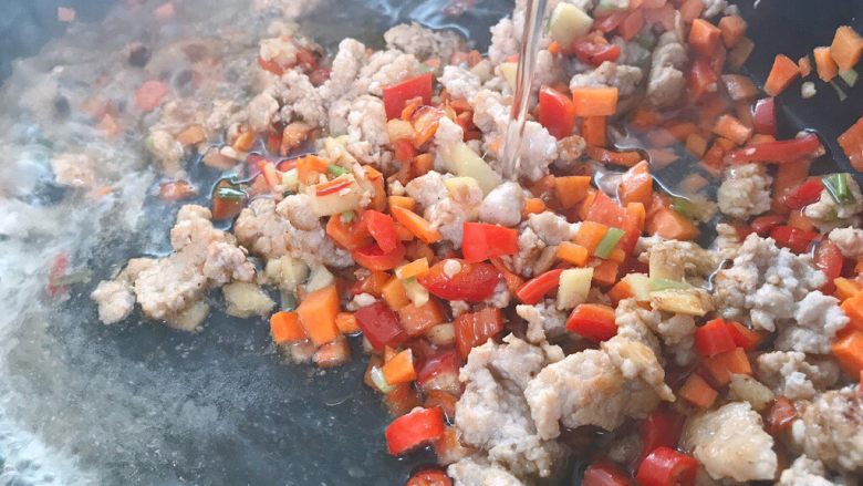 肉末土豆泥,加入清水,没过食物,烧开