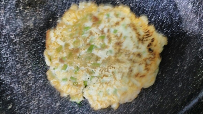 玉米粒、豇豆、火腿三拼,这个是豇豆饼,小火哦,大火容易糊