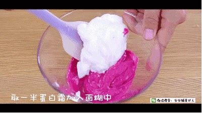 火龙果蛋糕 宝宝辅食食谱,取一半的蛋白霜放入面糊中,用刮刀翻拌均匀。