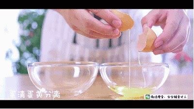 火龙果蛋糕 宝宝辅食食谱,蛋清和蛋黄分离。
蛋黄蛋清分离的时候,留意蛋清中不要混有蛋黄,装蛋清的碗要干净无油无水哦,以免影响后面蛋清打发。
