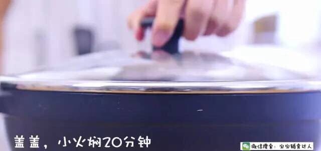 火龙果蛋糕 宝宝辅食食谱,开火,盖盖,小火焖20分钟。
用平底锅烤蛋糕,火侯一定要掌握好,不然容易焦,一定要用小火,在烤制的过程中最好要勤转动锅,让其均匀受热。
大家做的蛋糕可能厚度会有差别,如果比较后,就再多焖一会儿。但一定要中途偶尔翻看下底部,以免糊锅。