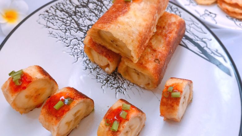 吐司香蕉卷,最后摆盘,撒上葱花蒜蓉酱