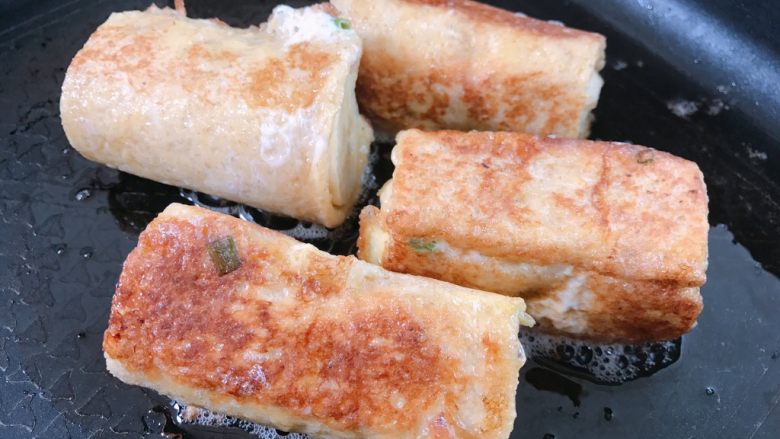 吐司香蕉卷,中小火煎至吐司金黄,煎好盛出
