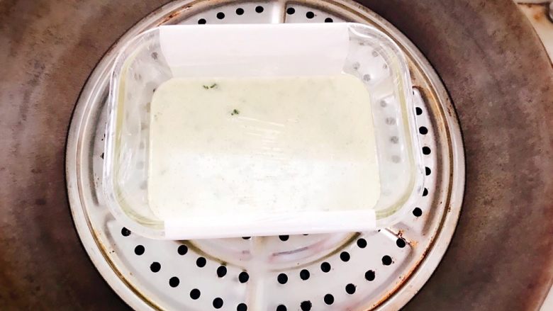 时蔬山药鸡蛋糕 宝宝辅食,放入锅中,大火煮开转小火隔水蒸15分钟