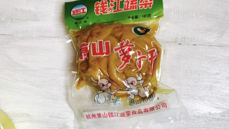 萝卜干毛豆炒腊肉,<a style='color:red;display:inline-block;' href='/shicai/ 754'>萝卜干</a>切好小段,放入碗里用清水泡10分钟,捞出备用。