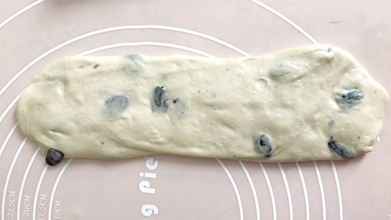 一次性发酵葡萄干椰子油白吐司,松弛好的面团,利于二次擀卷、整形
取其中一份,再次擀开,翻过来,擀匀,压掉边上的气泡,自上而下卷起来