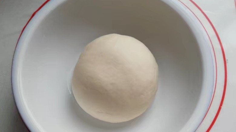 红糖椰蓉三角包,然后再揉成光滑的面团,盖保鲜膜进行发酵;