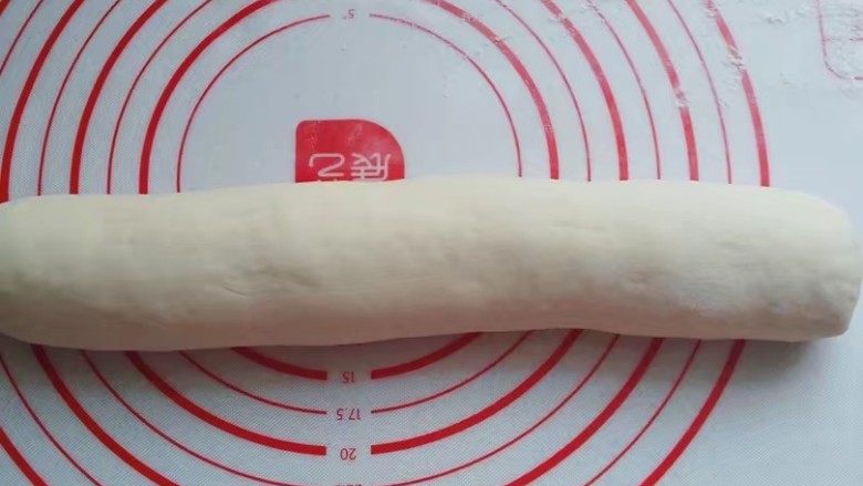 红糖椰蓉三角包,然后将面团搓滚成长条状;(要预留一点点小面团做花朵)