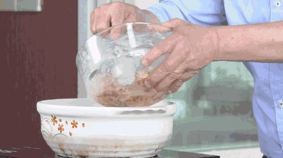 黄焖鸡米饭,姜丝下锅爆香，再加入腌制好的鸡腿肉翻炒2分钟左右，放入香菇，并加入煮香菇的水，淋入绍酒，放入<a style='color:red;display:inline-block;' href='/shicai/ 866'>冰糖</a>，加盖烧开。