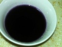 蓝莓慕斯杯,将80克清水倒入蓝莓酱中,搅拌均匀