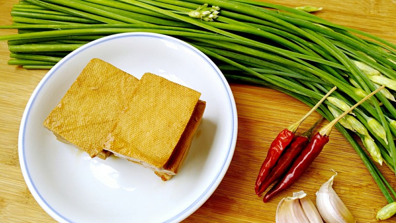 韭菜苔炒香干,准备食材!