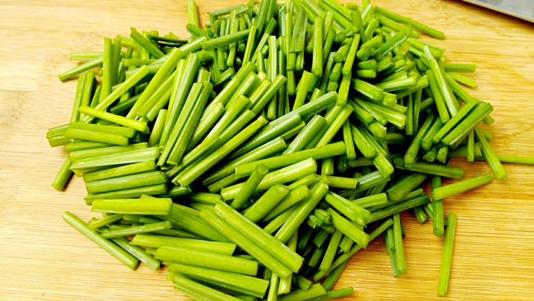 韭菜苔炒香干,<a style='color:red;display:inline-block;' href='/shicai/ 92177'>韭菜苔</a>洗净,切成大约两厘米的长段。
