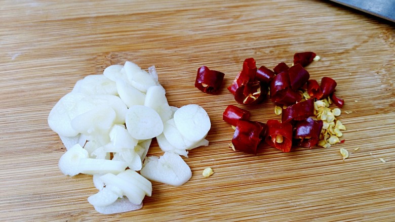 韭菜苔炒香干,<a style='color:red;display:inline-block;' href='/shicai/ 2794'>大蒜</a>切成片，<a style='color:red;display:inline-block;' href='/shicai/ 86474'>干辣椒</a>切小块儿！