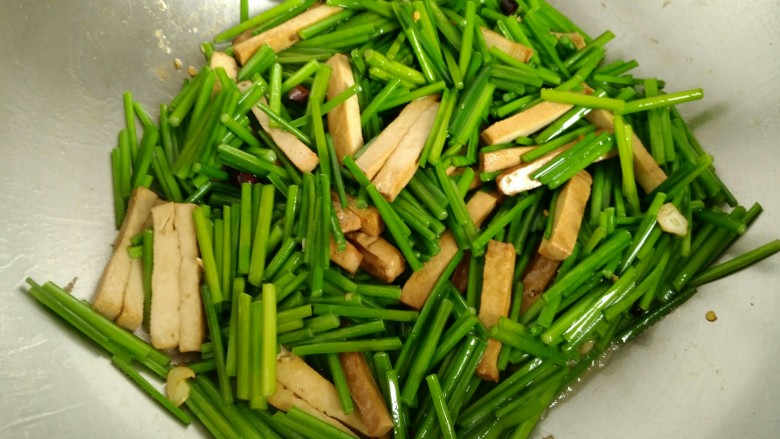 韭菜苔炒香干,放入韭菜苔,继续翻炒。
