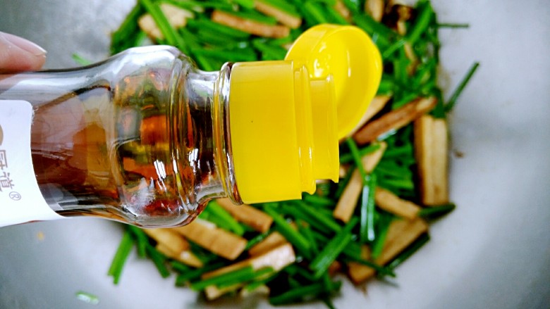 韭菜苔炒香干,加入2ml<a style='color:red;display:inline-block;' href='/shicai/ 3738'>芝麻油</a>。翻炒均匀即可出锅了!