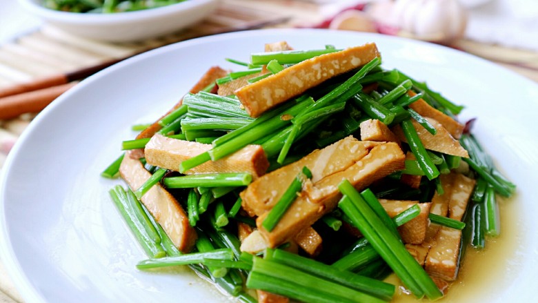 韭菜苔炒香干,出锅装盘，可以美美哒开吃啦！要多备些米饭哟！😊