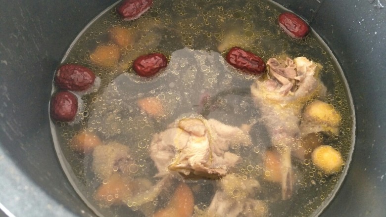 #秋季温补祛风,防感冒#老母鸡汤面条篇,一个半小时后加入一些红枣煮15分钟