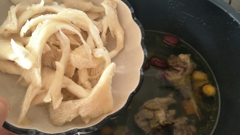 #秋季温补祛风,防感冒#老母鸡汤面条篇,15分钟后加入一些平姑