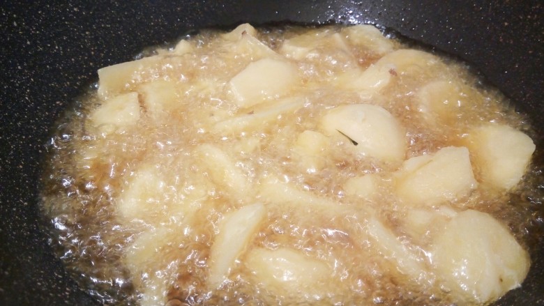 麻辣鲜香土豆块,等油温升高,放土豆块大火炸,先不用去翻动它,土豆外皮定型以后,再翻面炸