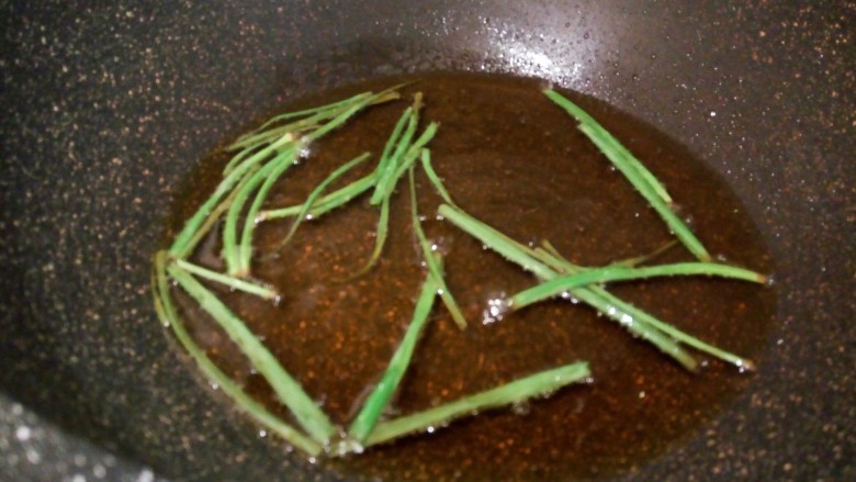 麻辣鲜香土豆块,锅里倒入适量菜籽油，加小葱炸香，炸好把小葱捞出