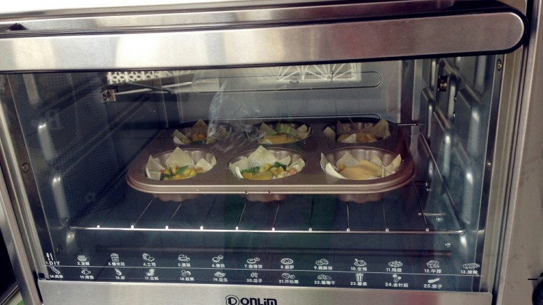 三色鲜蔬盏,将模具放入提前预热好上火170度下火180度的烤箱下层,烘烤15分钟左右。
