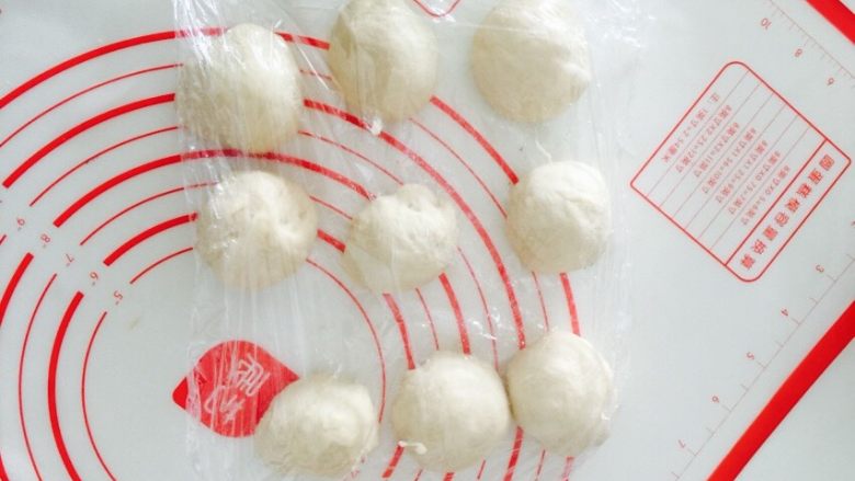 黑椒土豆小面包,面团一发完成后直接用厨师机搅拌几下排气,然后分成9个小面团,保鲜膜盖着防止被风干