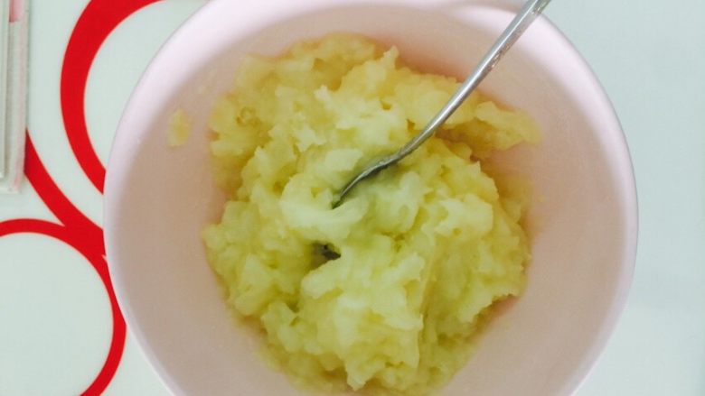 黑椒土豆小面包,土豆蒸好后捣烂,成为土豆泥
