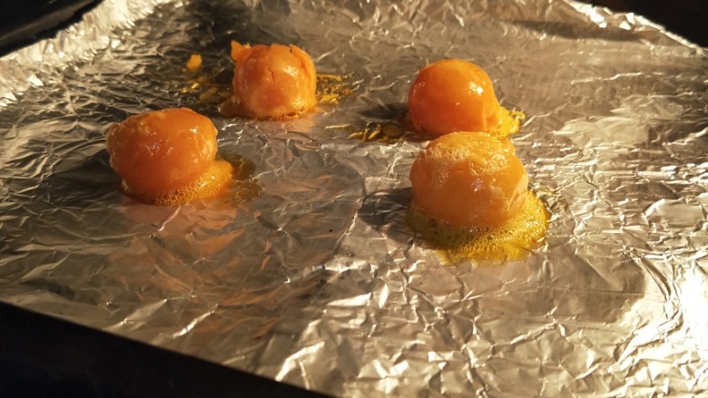 fluff金沙奶黄蛋挞酥,预热烤箱150°6分钟再150°烤8分钟左右,烤制<a style='color:red;display:inline-block;' href='/shicai/ 9596'>咸蛋黄</a>冒油即可。