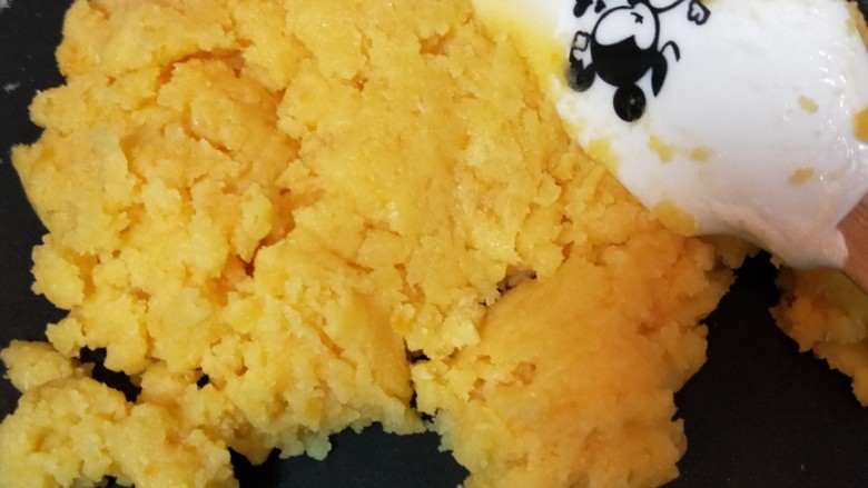 fluff金沙奶黄蛋挞酥,借助刮刀要不停地翻炒,直到看不到液体全部熟透即可。
