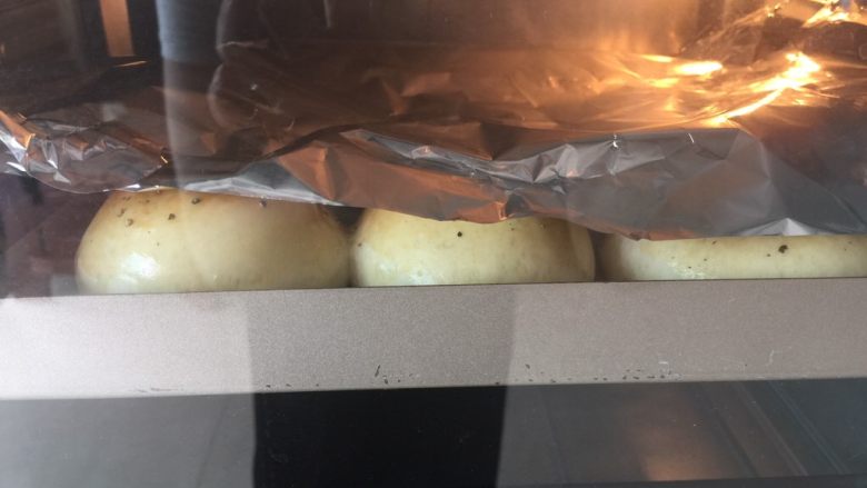 黑椒土豆小面包,表面变金黄的时候盖一层锡纸,以防出现顶部烤焦而里面没熟的情况
