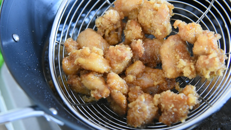 川菜"辣子鸡丁"学会了技巧,又香又下饭,煎炸3分钟左右,变金黄后,控油捞出
