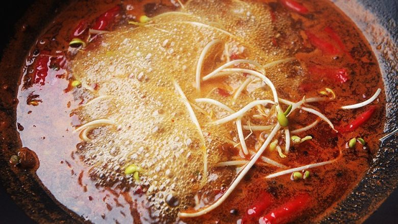 麻辣滑嫩的水煮牛肉,水开后放入<a style='color:red;display:inline-block;' href='/shicai/ 120'>豆芽</a>煮熟后夹起来备用;