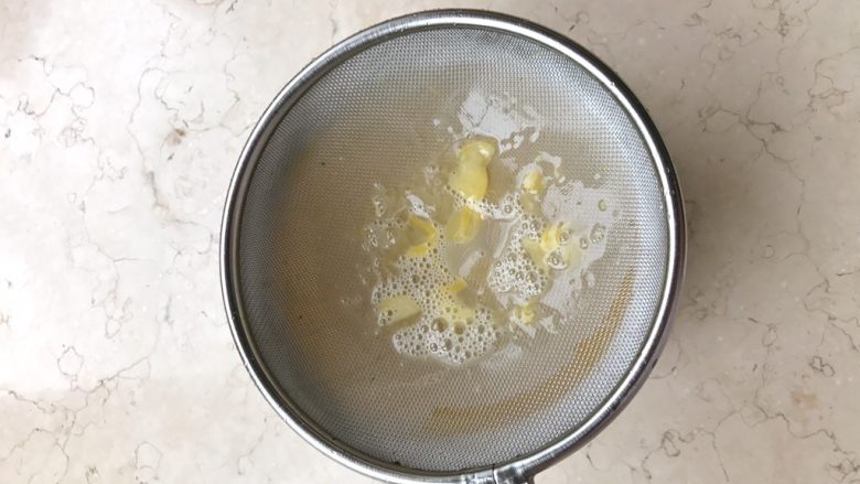幸福满满厚蛋烧(宝宝辅食),将纯蛋液过滤,过滤出的蛋白等倒入加有馅料的鸡蛋液中。过滤到鸡蛋里不容易打散的蛋白等,是为了让外面的蛋皮光洁。如果不是外貌协会,这步可以省略。
