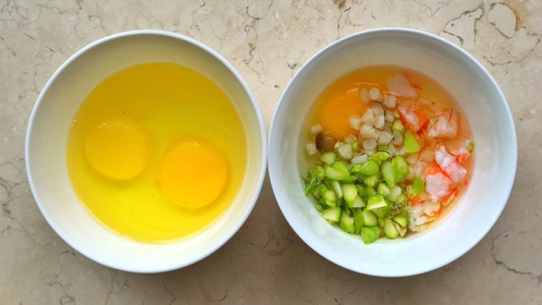 幸福满满厚蛋烧(宝宝辅食),三个鸡蛋分2个碗装,一个碗装1个,一个碗装2个。将需要包进去的材料放入1个鸡蛋的碗里。