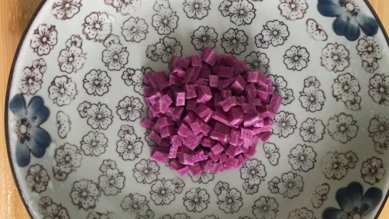 杂蔬,紫薯切丁后泡水,待下锅炒前捞出备用(我是为了菜色尝试,可以不放)