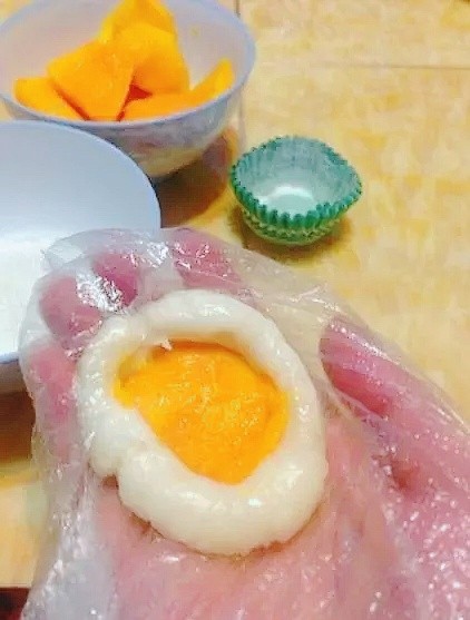 芒果糯米糍,在团好的糯米球中间挖个洞,将芒果块包入其中
