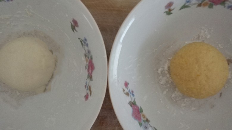 南瓜蒸饺,揉成两个面团,用保鲜膜盖好,醒10分钟