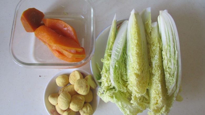 板栗扒娃娃菜,准备好原材料;